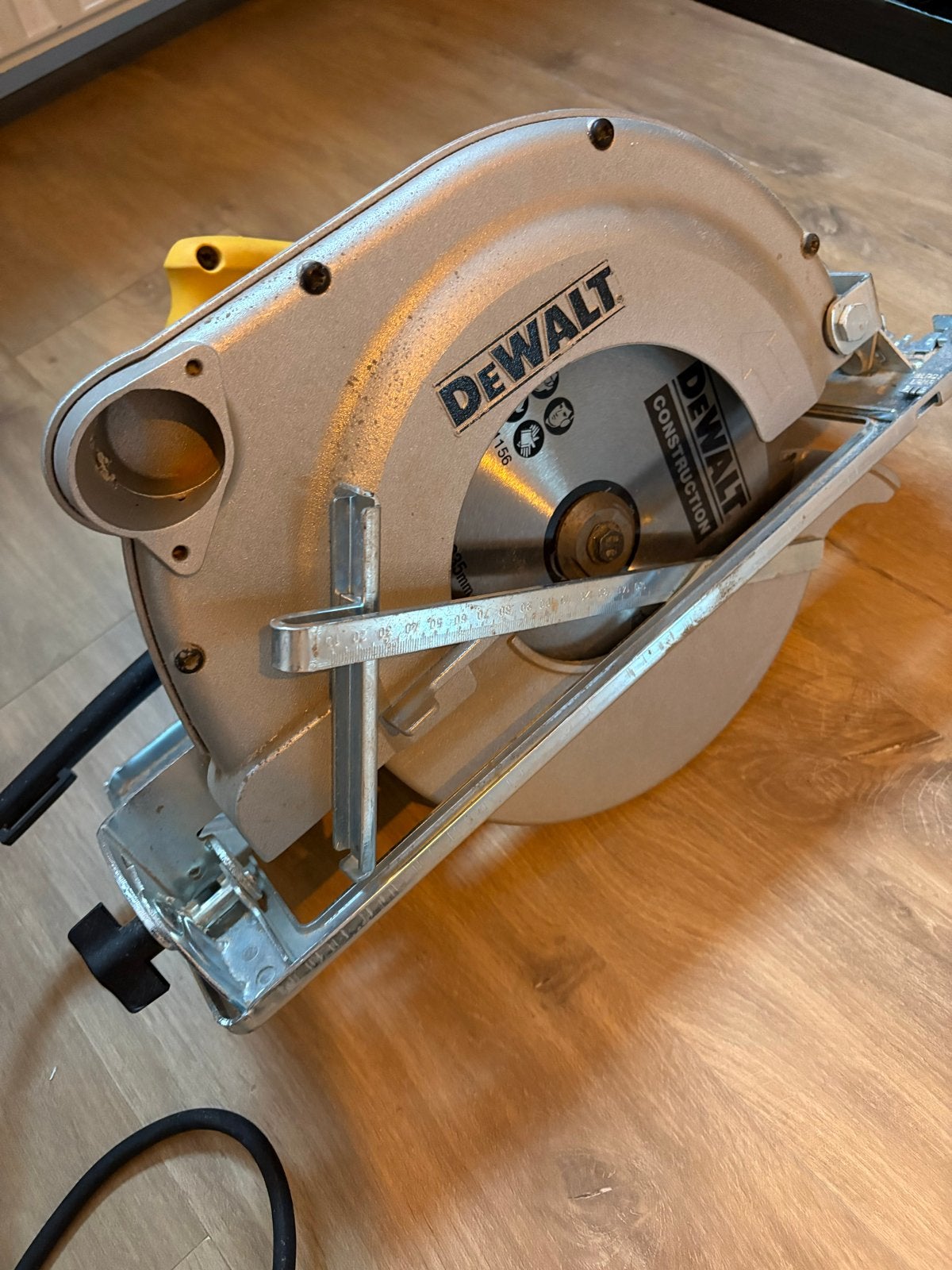 DeWalt D23700-QS Cirkelzaag 1750W met 2x 235mm zaagblad, Cirkelzaag, 70 mm of meer, Ophalen of Verzenden, Zo goed als nieuw
