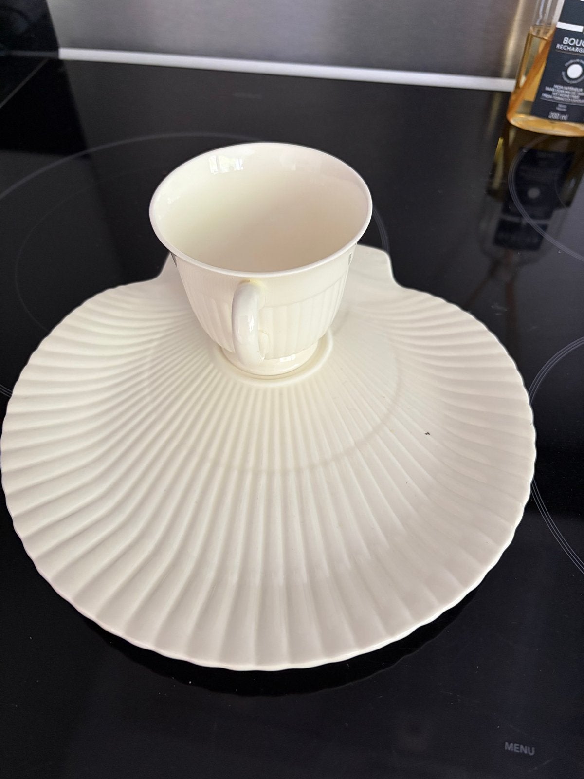 Wedgwood Barlaston Etruria schelpvormige kop en schotel, Ophalen