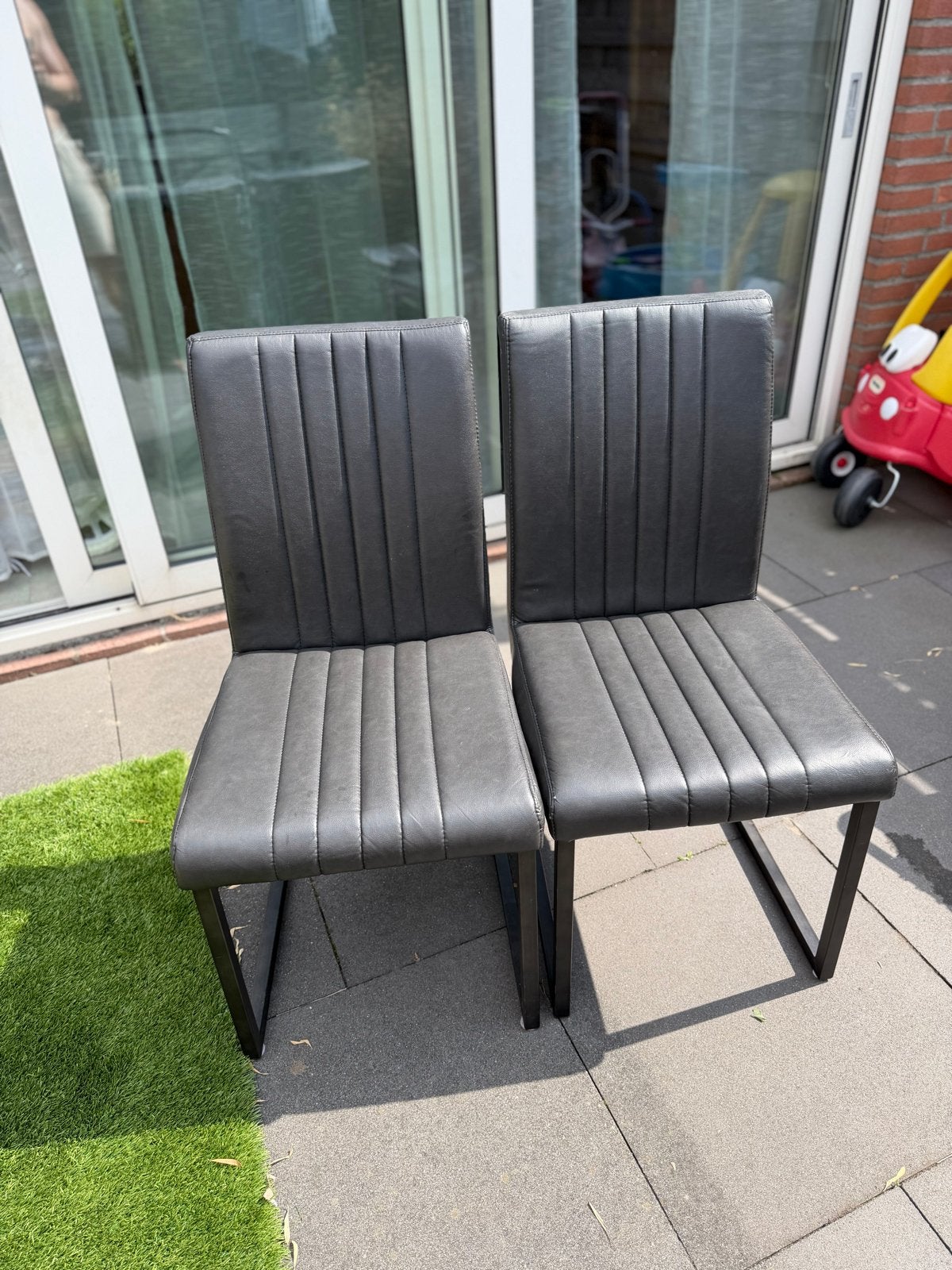 Set van 2 zwarte eetkamerstoelen met metalen frame, Huis en Inrichting, Stoelen, Ophalen, Kunststof, Gebruikt, Twee