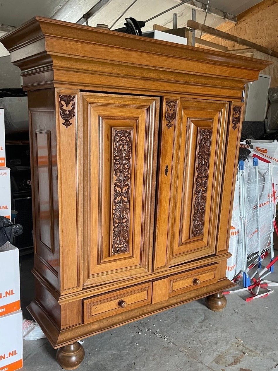 Antieke houten kast met houtsnijwerk 2 deuren & 2 lades, Antiek en Kunst, Ophalen