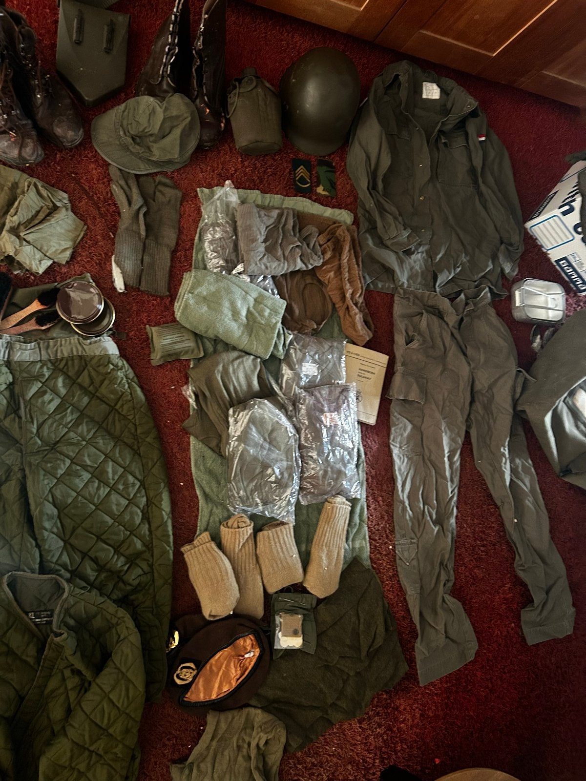 Vintage plunjebaal met inhoud uit 1984, Verzamelen, Ophalen, Landmacht, Nederland, Kleding of Schoenen