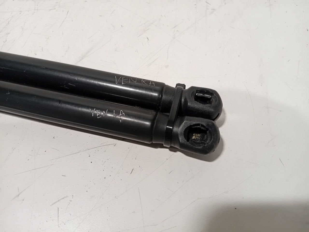 Gasdrukveerset achter Skoda Rapid, Onderdelen@venauto.nl, Van der Ven Autorecycling B.V., Gebruikt, Ettenseweg 76, 4706 PB Roosendaal, The Netherlands