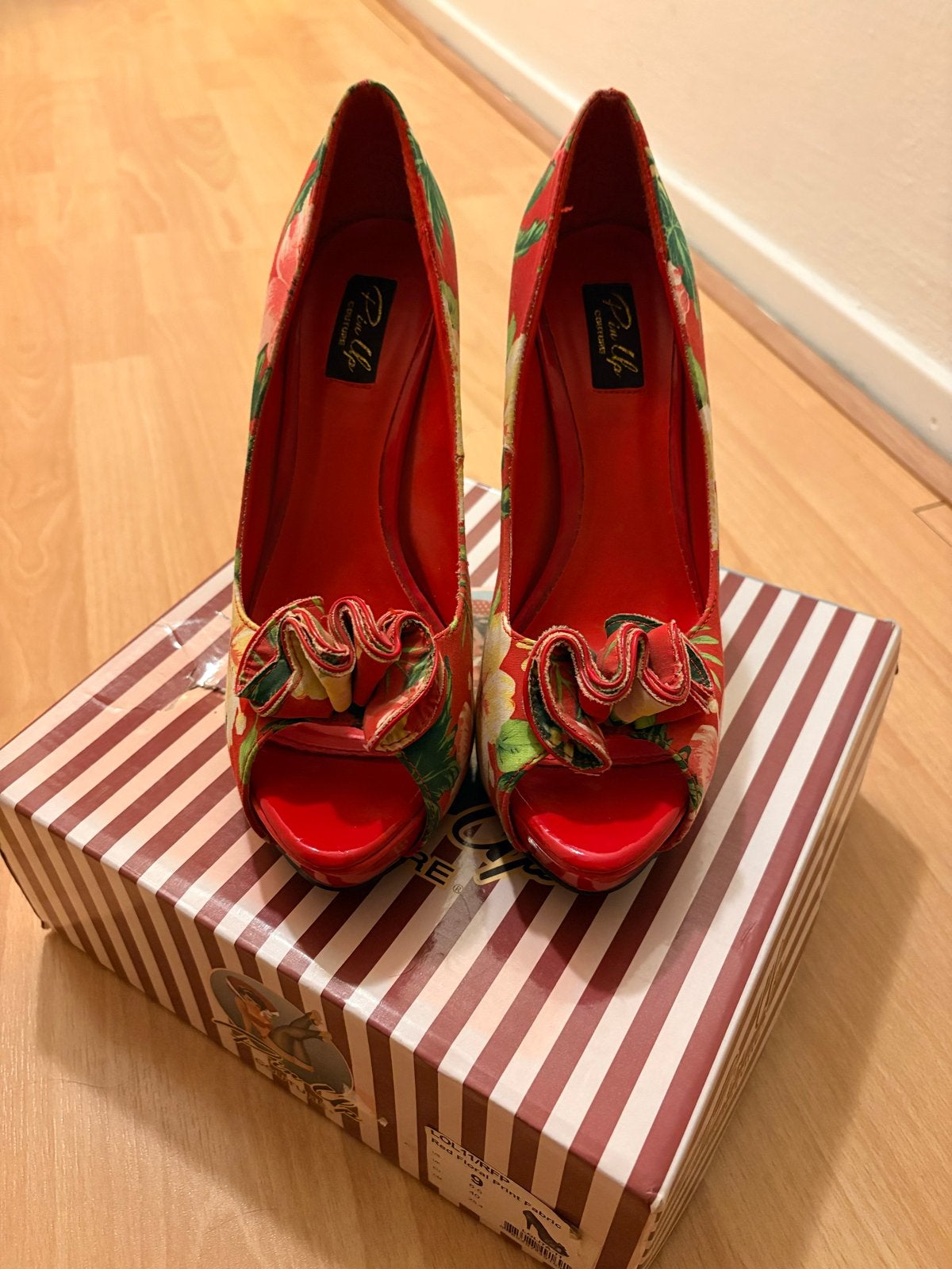Pin Up Couture Peep-Toe Hakken, red floral design, Pumps, Nieuw, Ophalen of Verzenden, Rood