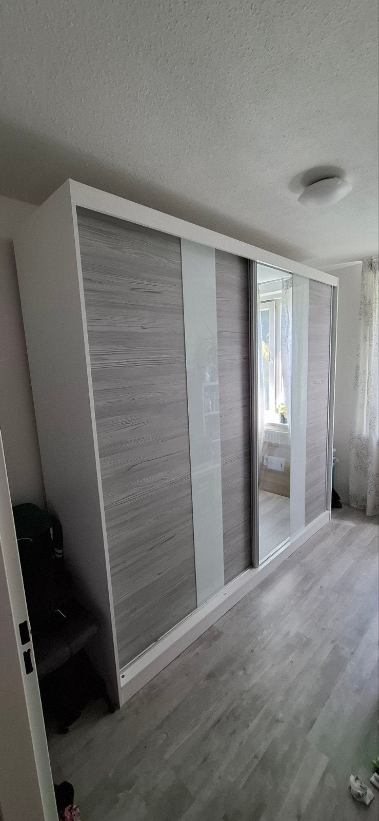 Ruime Kledingkast met Spiegel en Melkglas Schuifdeuren, Huis en Inrichting, Kasten | Kledingkasten, Ophalen, Met deur(en), Gebruikt