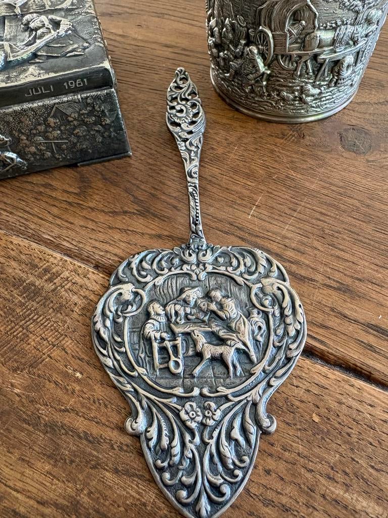 Verzilverde taartschep met oud Hollands tafereel, Antiek en Kunst, Antiek | Bestek, Ophalen of Verzenden