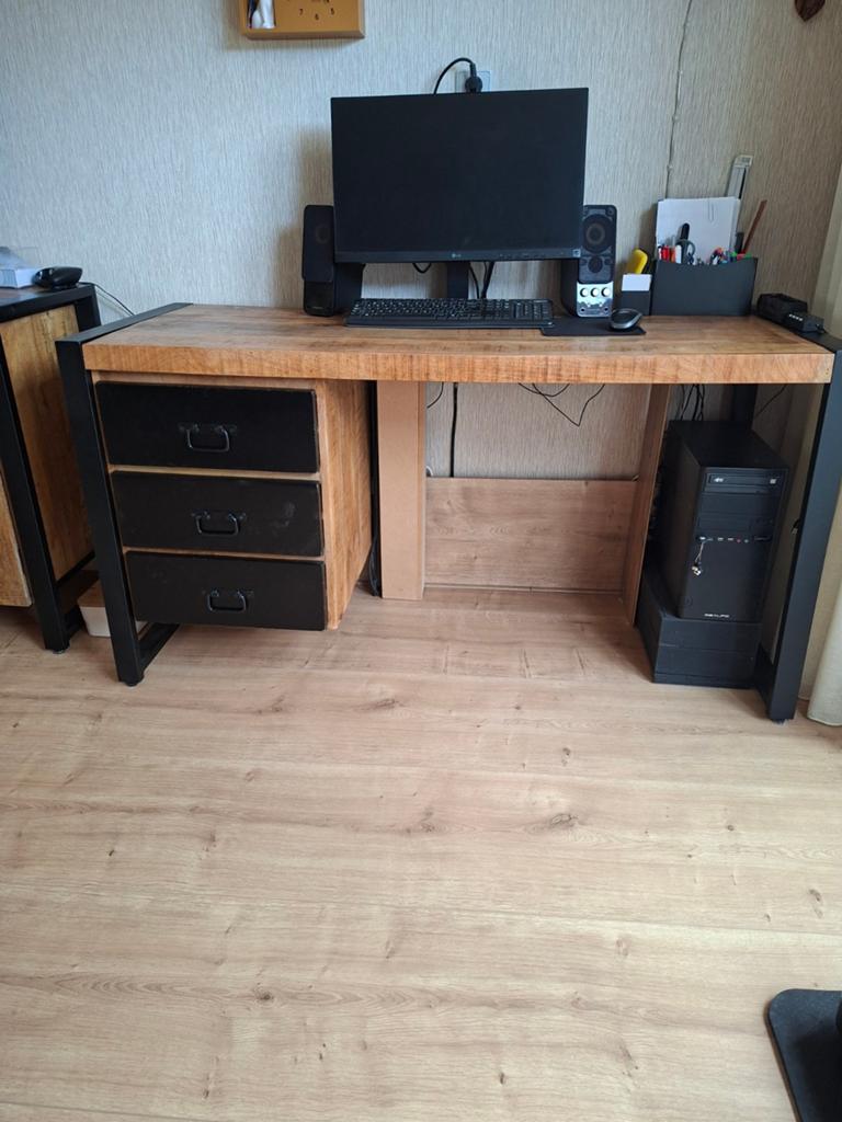 Echt mangohouten bureau met 3 stalen lades, Ophalen, Zo goed als nieuw