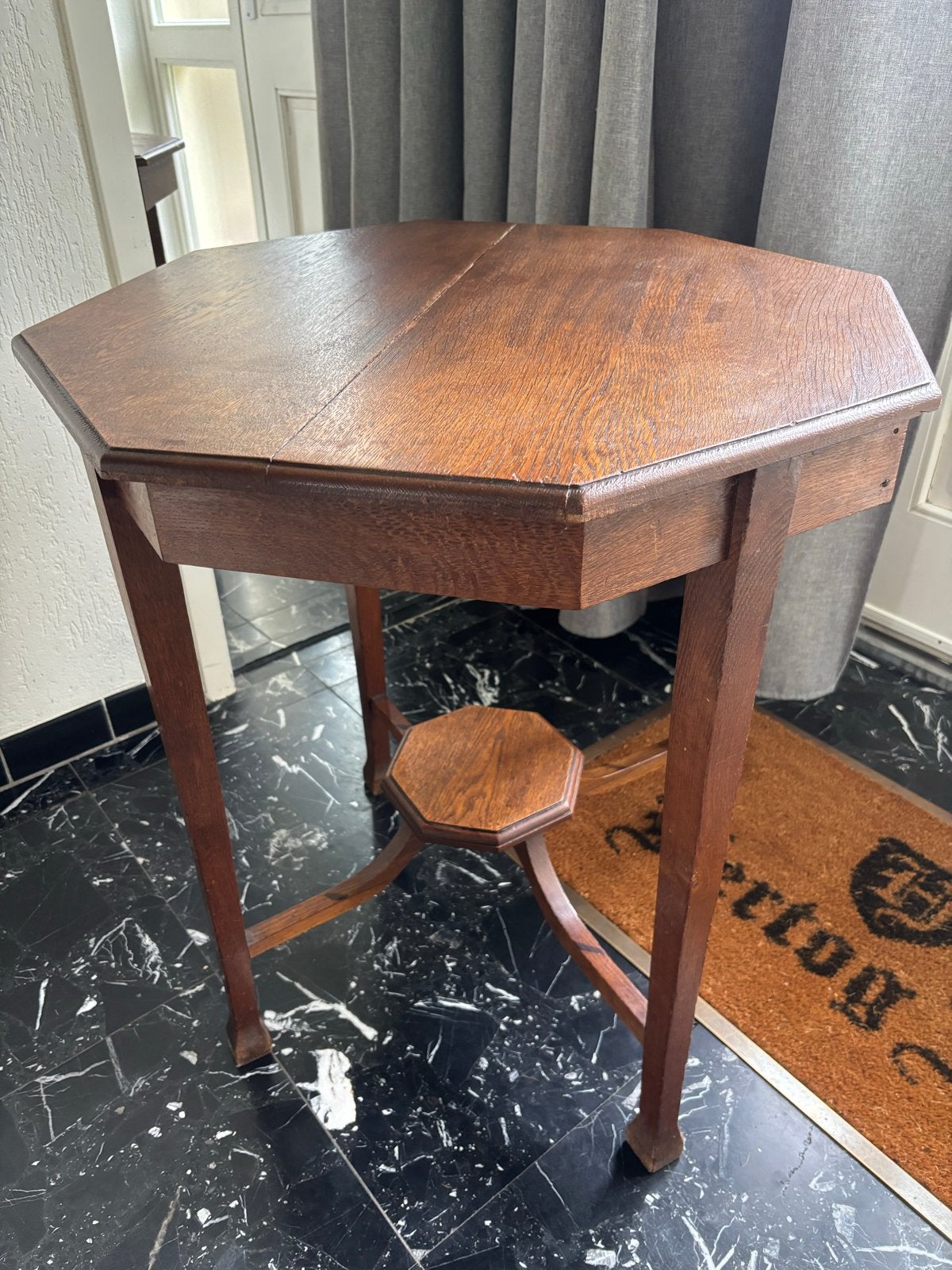 Eikenhouten zeshoekig bijzet- of lampentafeltje (1900-1930), Ophalen