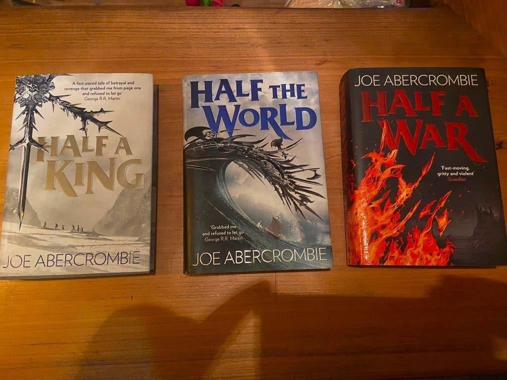 Joe Abercrombie - Shattered Sea Triology - Hardcover FANTASY, Ophalen of Verzenden, Zo goed als nieuw