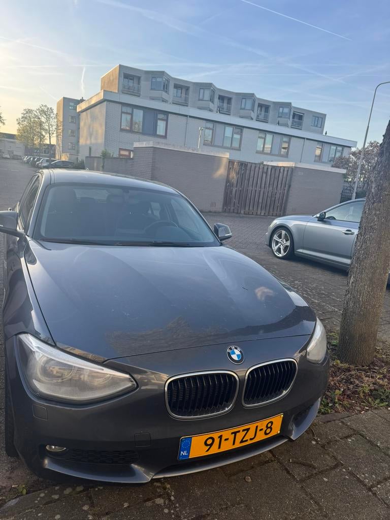 BMW 1-Serie 116i Automaat – 2012 – Lage KM – 2e Eigenaar, Auto's, BMW, Zwart, 4 cilinders, Origineel Nederlands, 650 kg