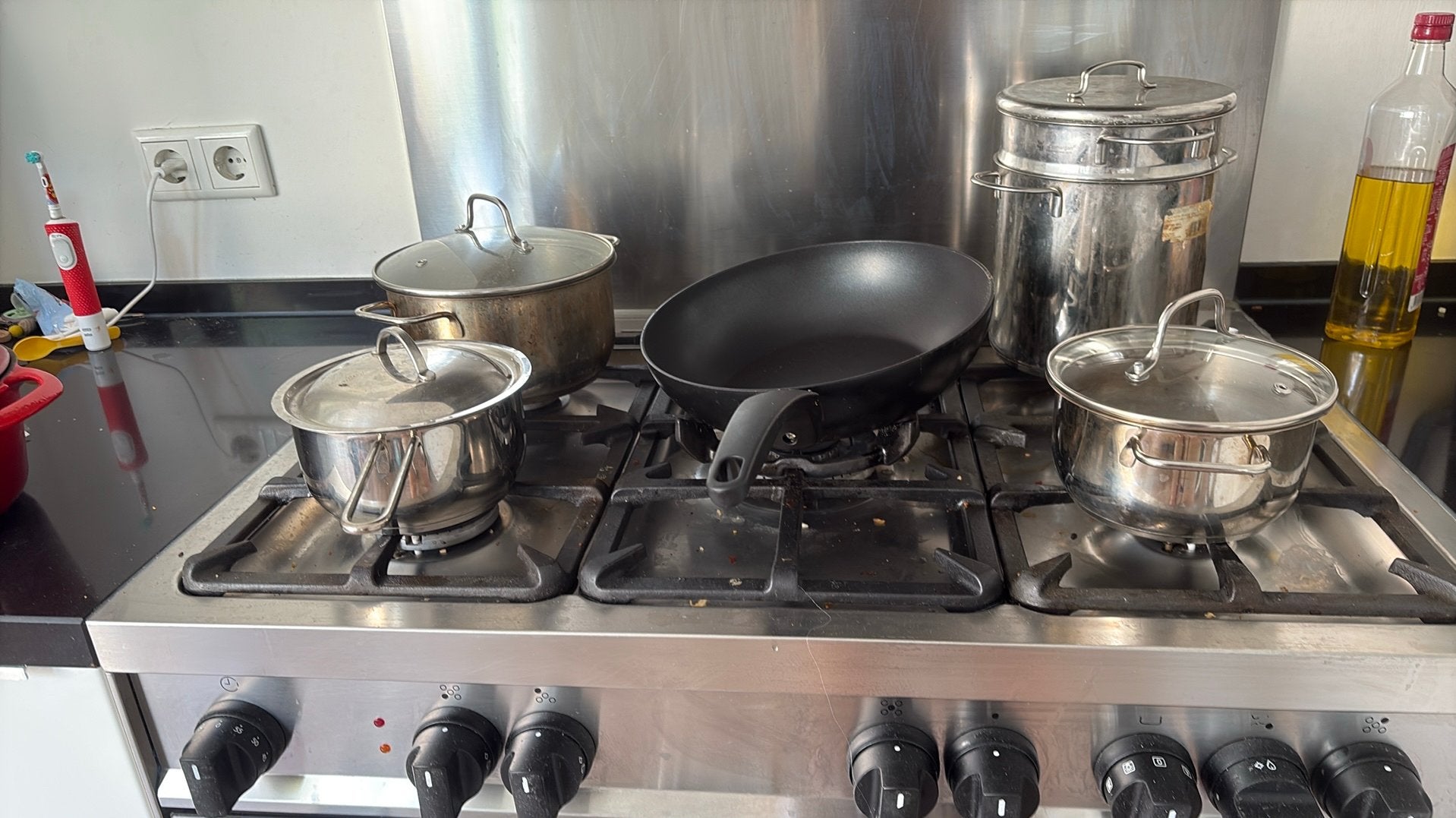 Gratis ophalen! Complete pannenset: van wok tot kookpannen, Huis en Inrichting, Keuken | Potten en Pannen, Ophalen, Gebruikt, Gietijzer