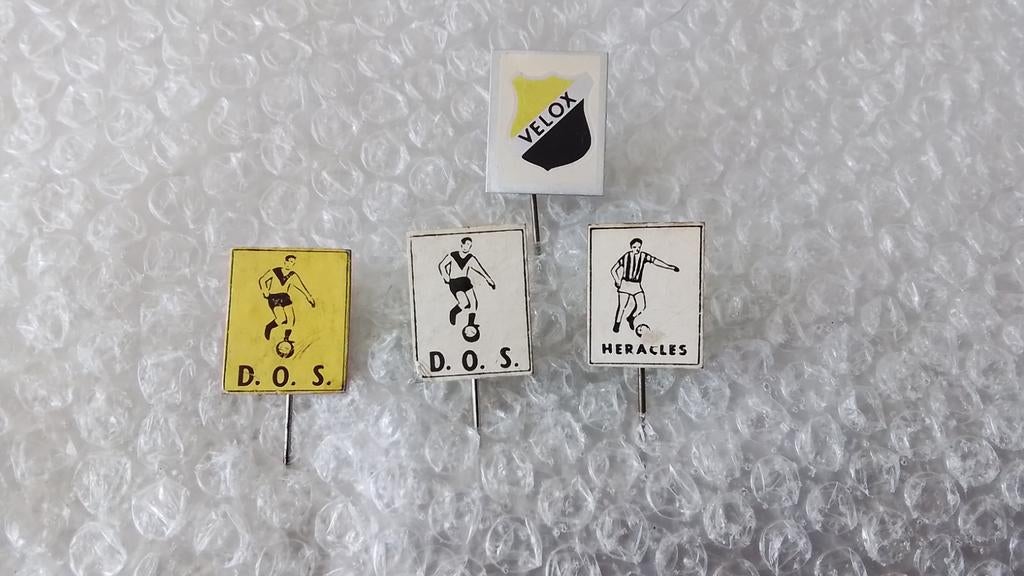 Voetbal speldjes 4 verschillende, Verzamelen, Speldjes, Pins en Buttons, Ophalen of Verzenden, Zo goed als nieuw, Sport
