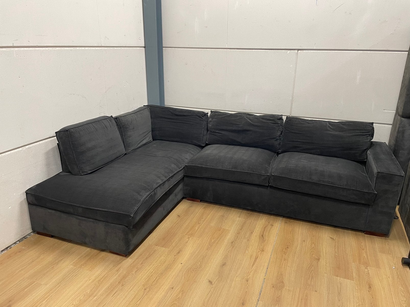 Mooie luxe woood zwarte ribstof hoekbank - GEREINIGD!!!, Huis en Inrichting, Banken | Bankstellen, Ophalen, Zo goed als nieuw