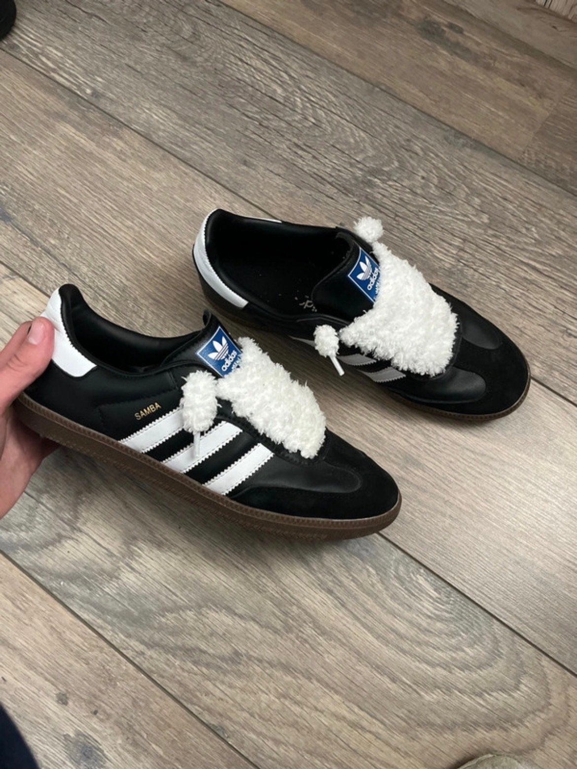 Adidas Samba - Zwart met pluizige veters, Kleding | Heren, Zwart, Ophalen of Verzenden, Sneakers of Gympen, Zo goed als nieuw