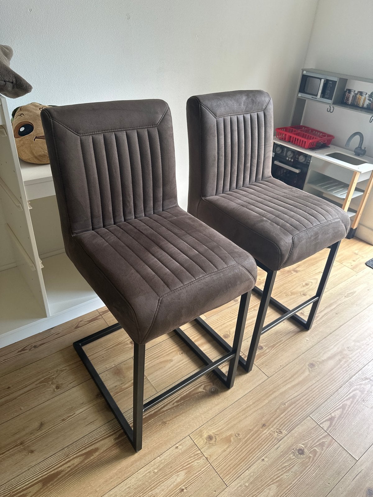 2 Industriële barstoelen, suède look, zithoogte 62 cm, Ophalen, 60 tot 90 cm, Zo goed als nieuw, Metaal