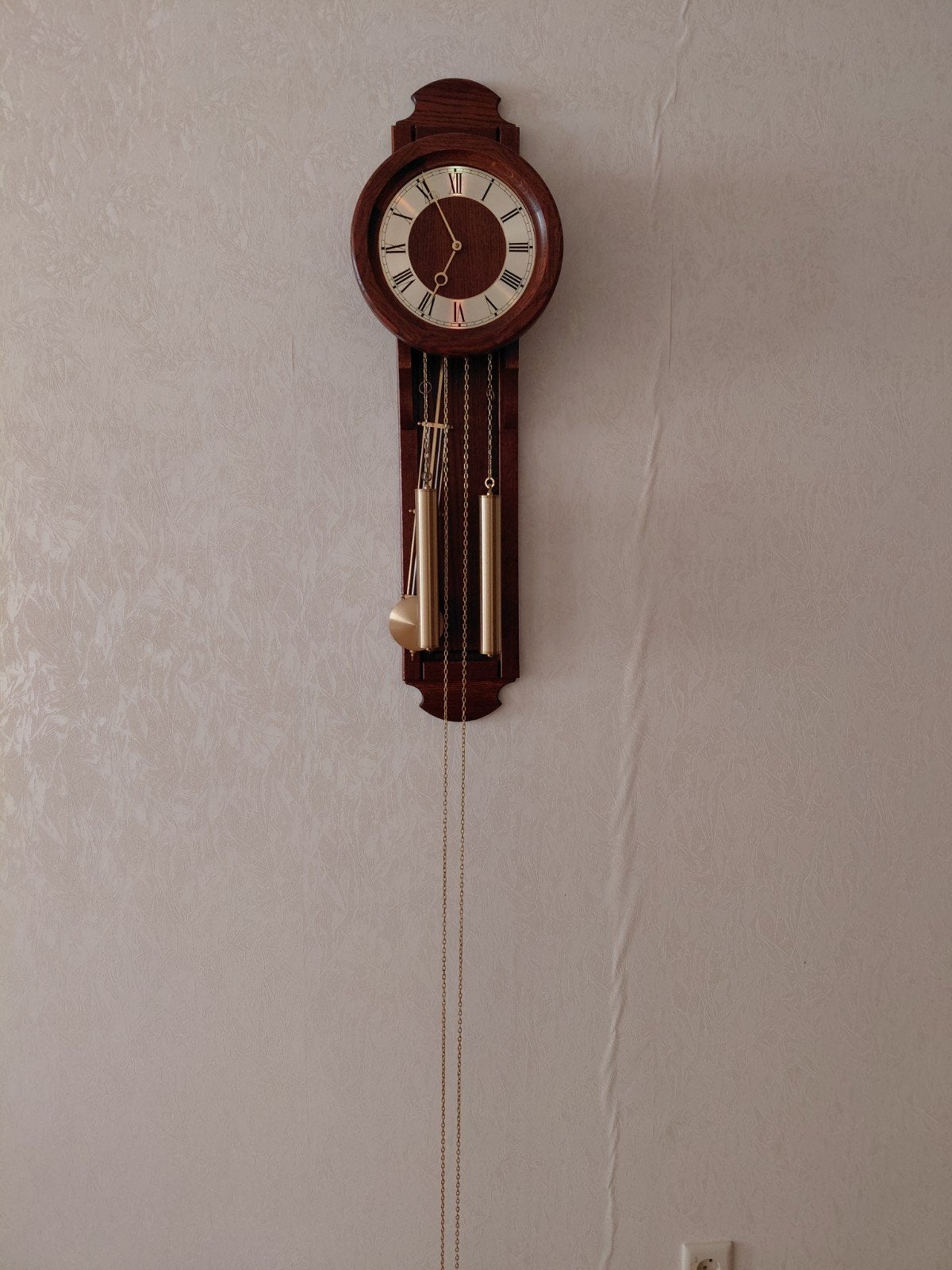Klassieke wandklok met slinger en gewichten, Ophalen