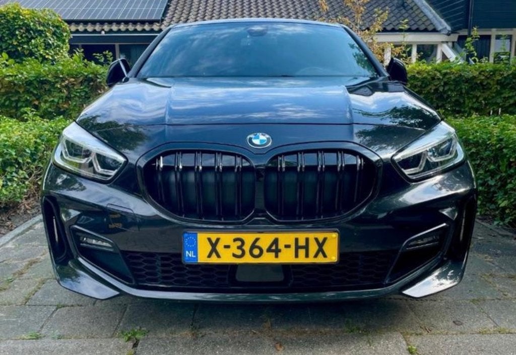 BMW 1-Serie 120i 178pk Aut 2021 Zwart, Auto's, 1998 cc, Zwart, 1365 kg, 75 €/maand