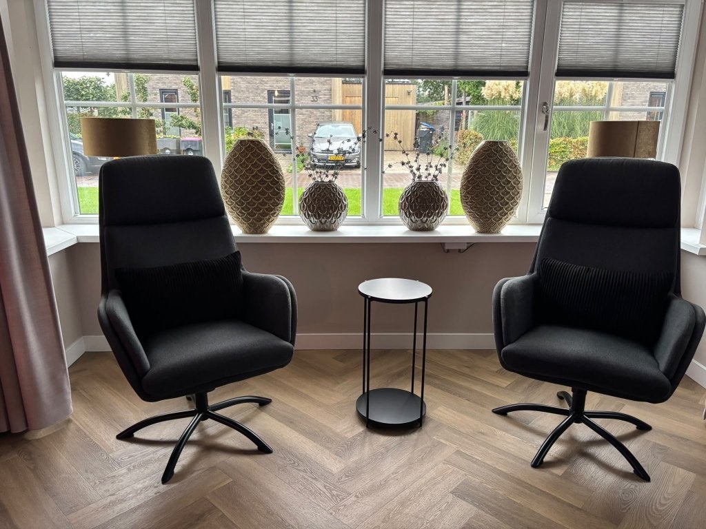 Twee puntgave draaibare grijze fauteuils met voetbank, Ophalen, 75 tot 100 cm, Zo goed als nieuw, Metaal