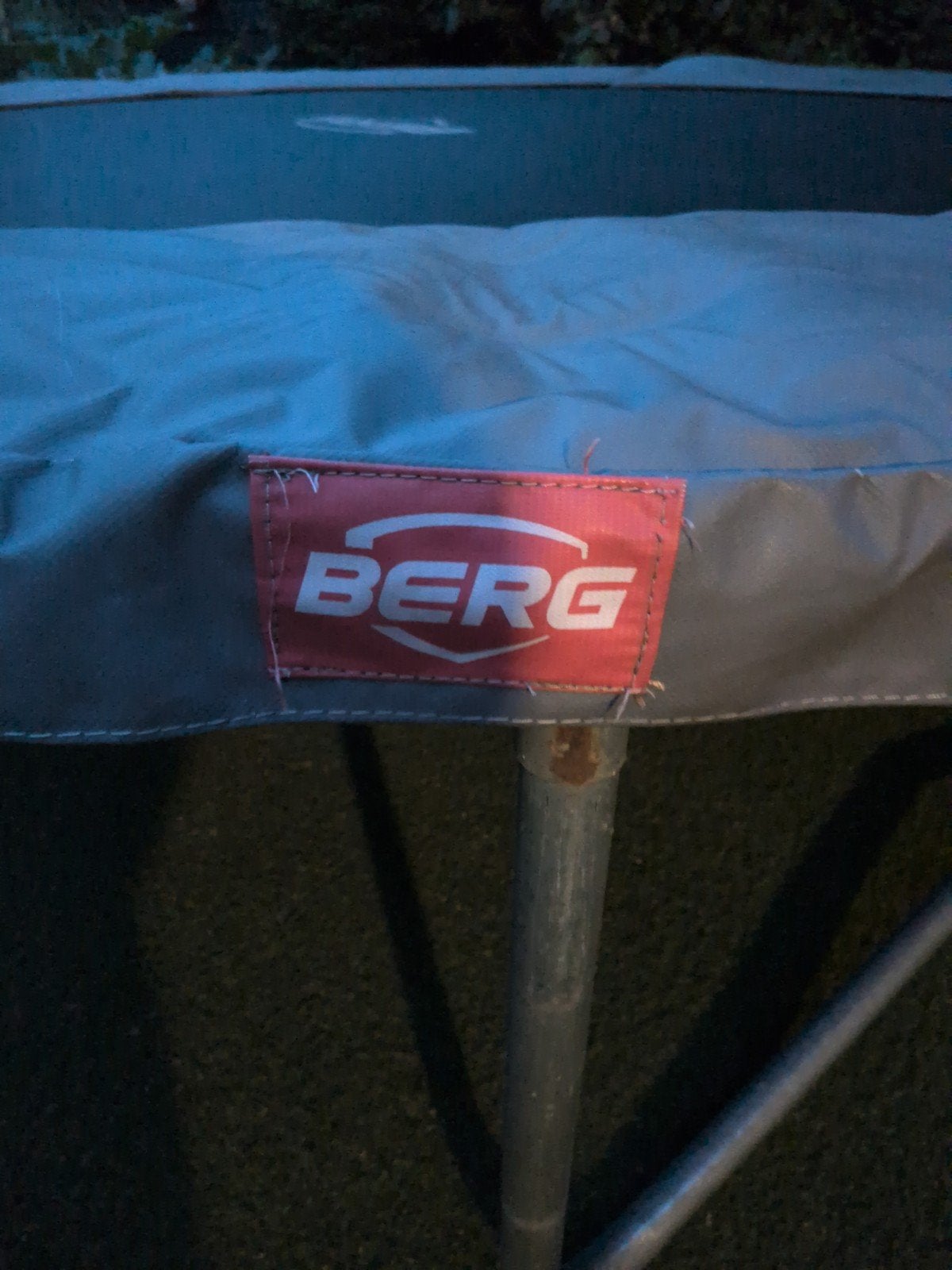 Berg Trampoline 270 Grijs + net en trapje, Kinderen en Baby's, Speelgoed | Buiten | Trampolines, Ophalen, Zo goed als nieuw