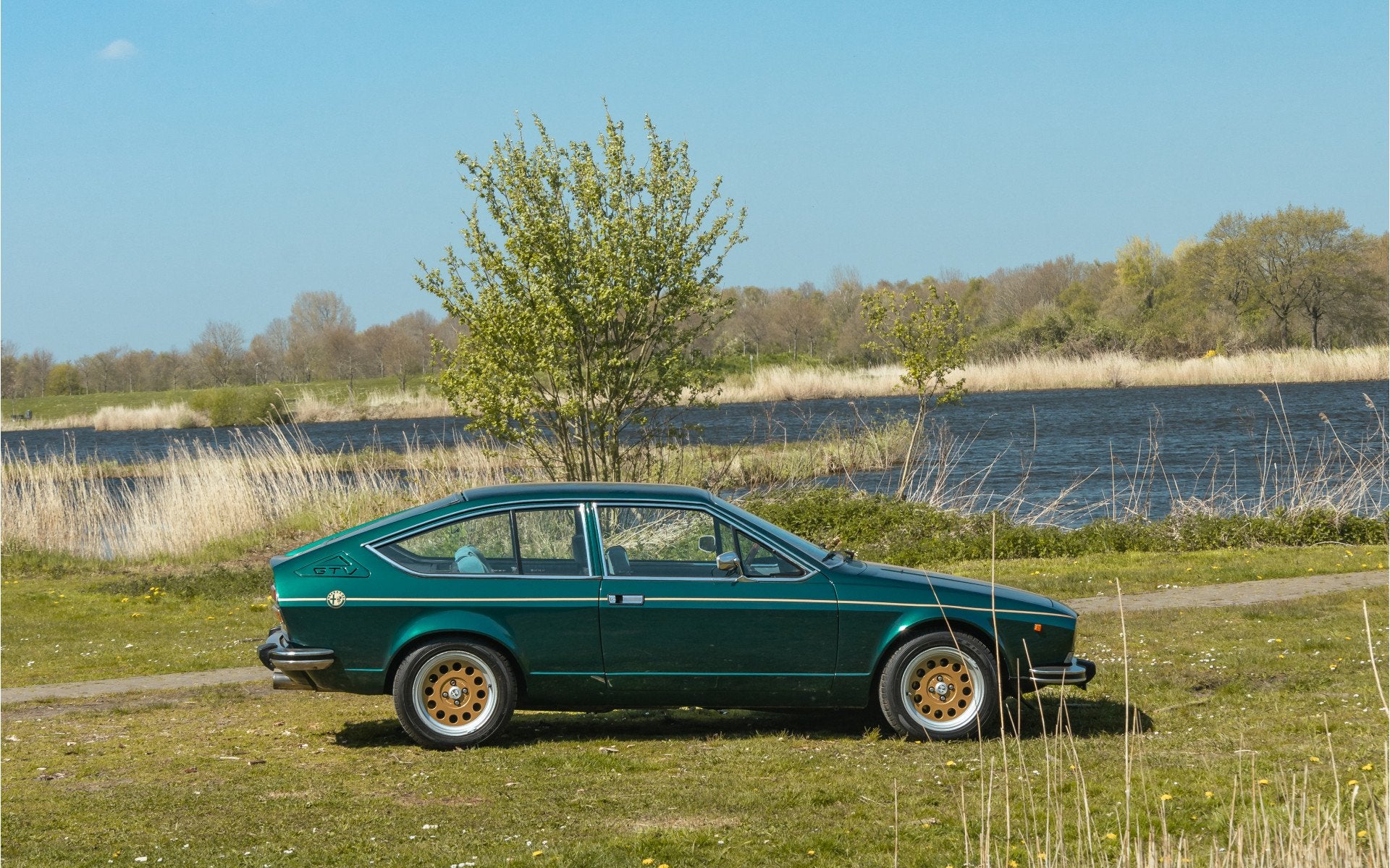 Alfa Romeo Alfetta 2.0 GT Veloce | 15" Ronal velgen, Lichtmetalen velgen, 1962 cc, 122 pk, Origineel Nederlands