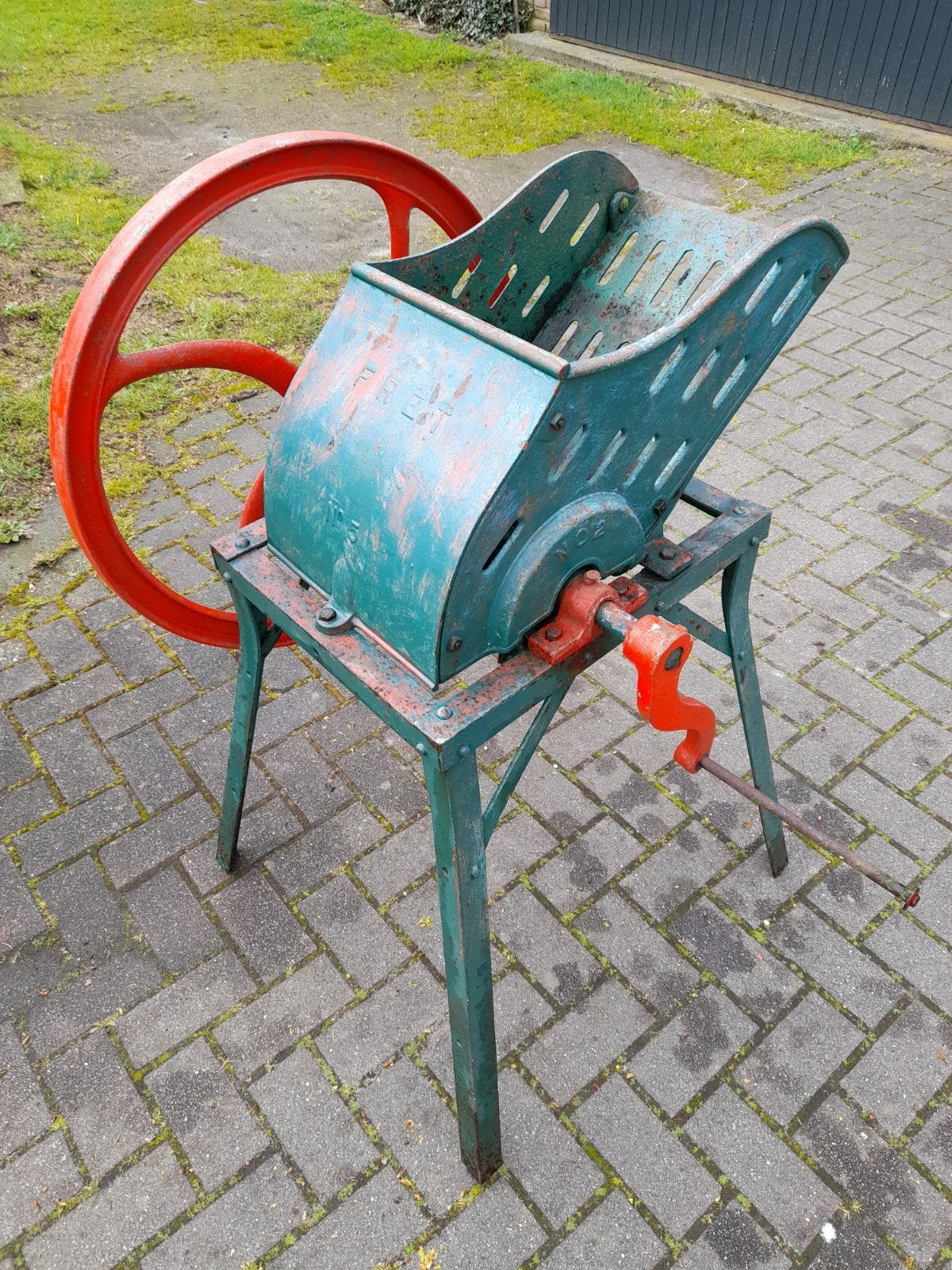 Antieke bietensnijder / bietenmolen, Ophalen