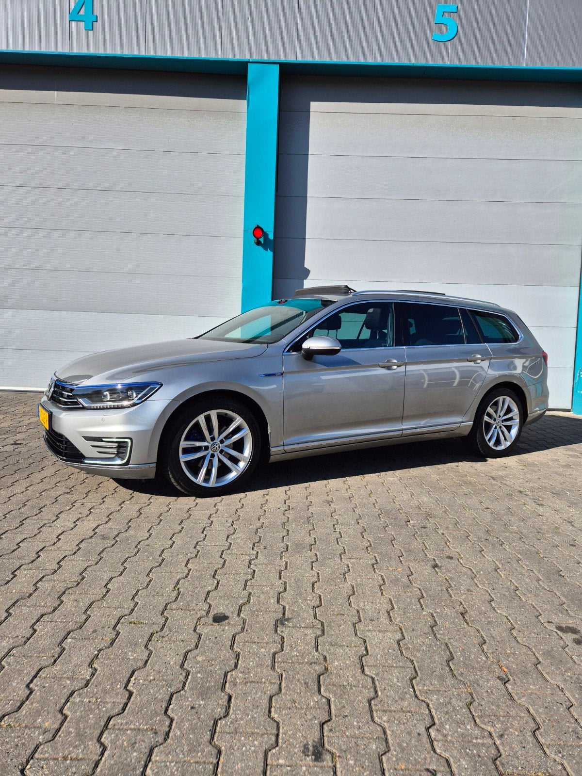 Volkswagen Passat 1.4 TSI 160KW GTE Phev VAR Dsg6 2016 Grijs, Auto's, Dealer onderhouden, Alcantara, 93 €/maand, Zilver of Grijs