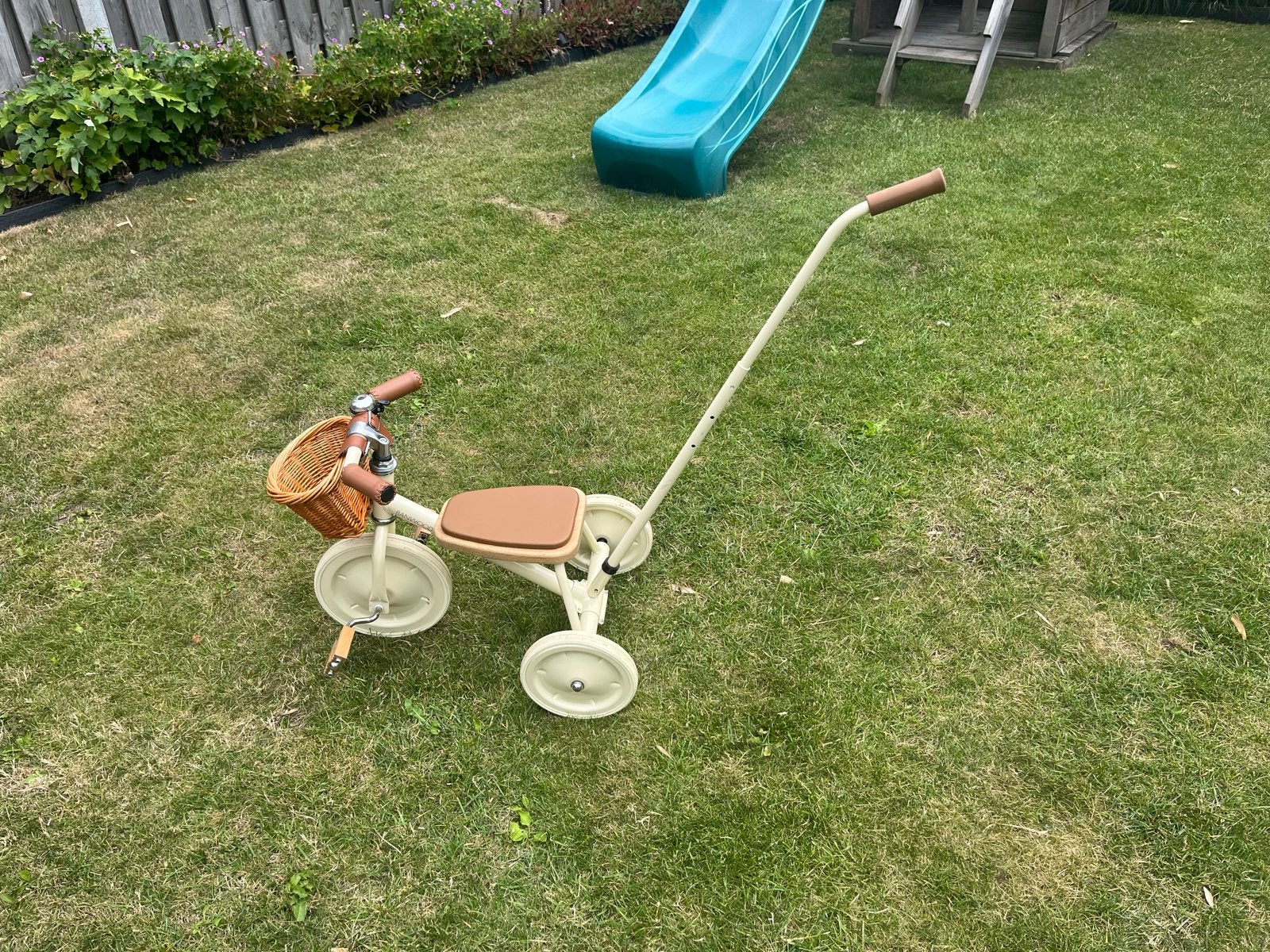 Kinder driewieler met duwstang en mandje, Ophalen, Gebruikt, Trapvoertuig