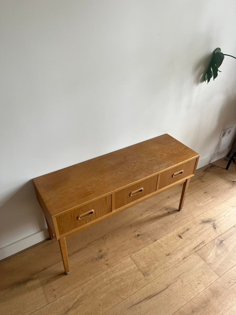 Deens design kastje, Huis en Inrichting, Kasten | Dressoirs, Eikenhout, Zo goed als nieuw, Met lade(s), 25 tot 50 cm