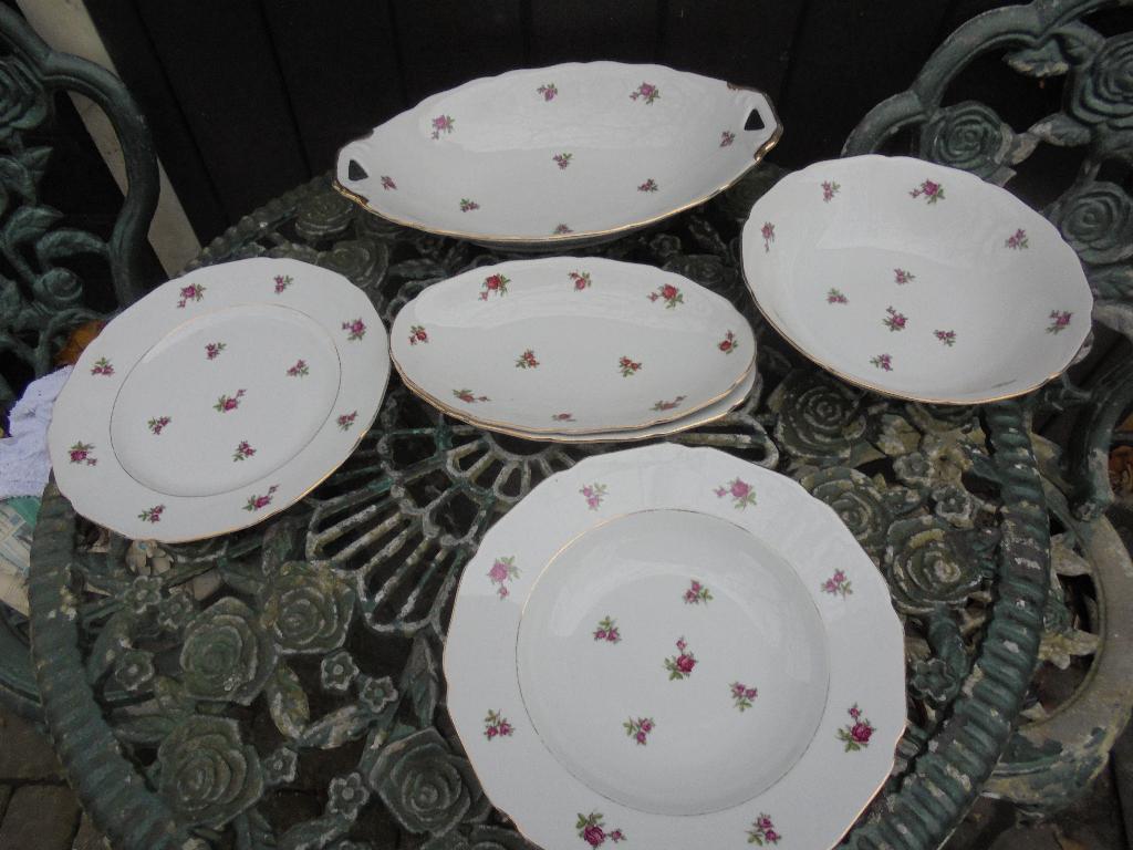 Diverse schalen, borden RGK vol met roze roosjes, Ophalen of Verzenden