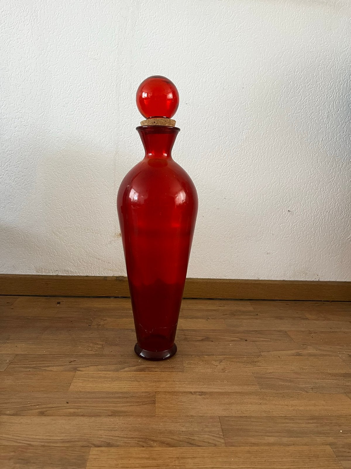 Rode glazen fles met kurk en bolvormige stop, Ophalen
