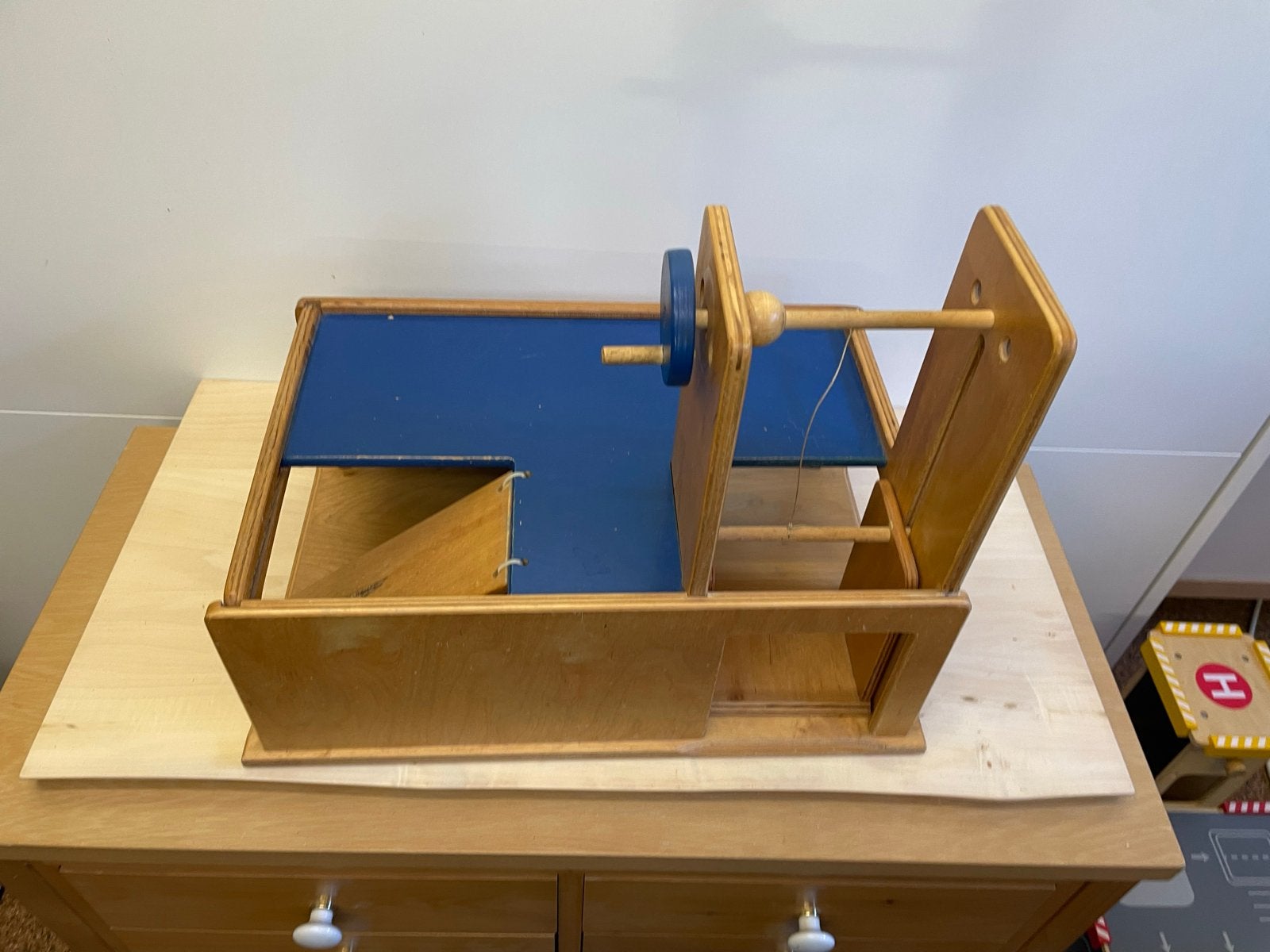 Houten speelgarage met lift en lier, Kinderen en Baby's, Ophalen, Gebruikt, Jongen of Meisje
