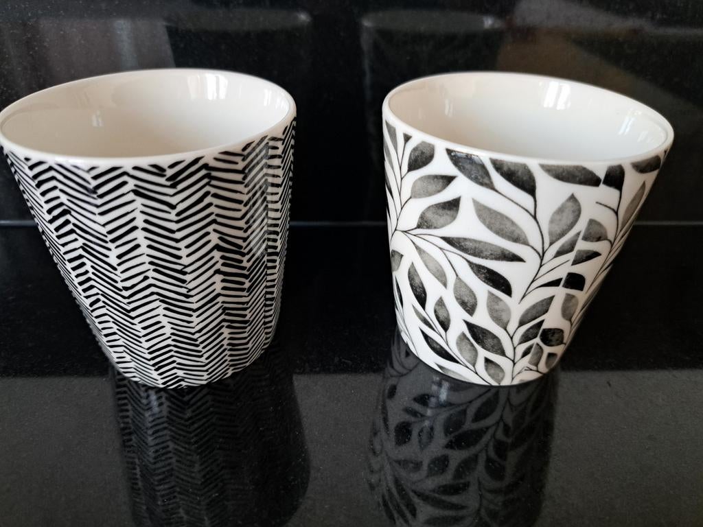 2 bekers met zwart-wit patroon van collection PUUR, Huis en Inrichting, Nieuw, Ophalen of Verzenden, Overige stijlen, Kop(pen) en/of Schotel(s)