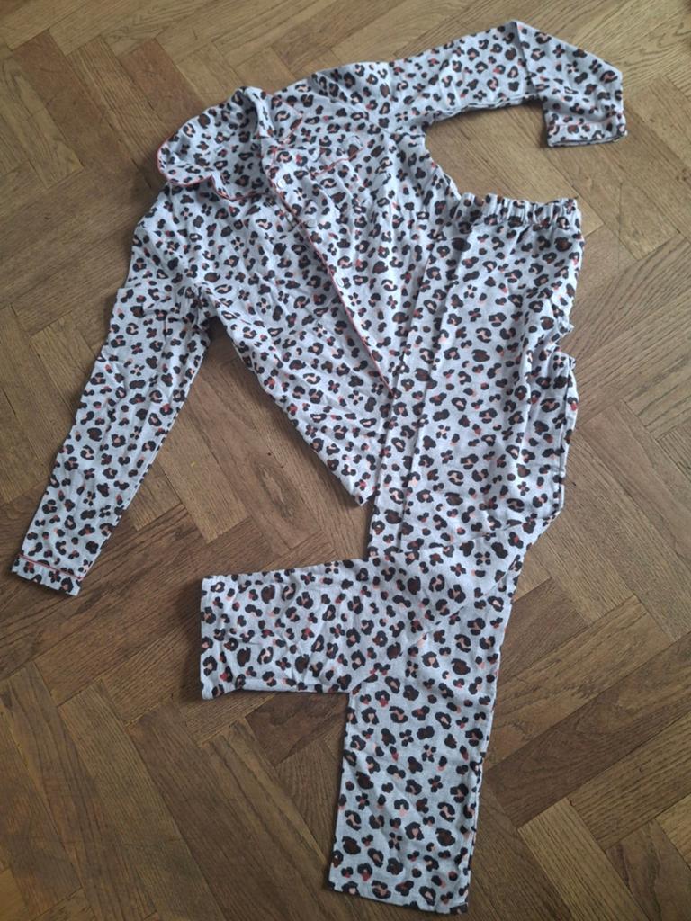 Pyama, luipaardprint grijs/zwart/roze/bruin, maat 158/164, Kinderen en Baby's, Kinderkleding | Maat 158, Meisje, Ophalen of Verzenden