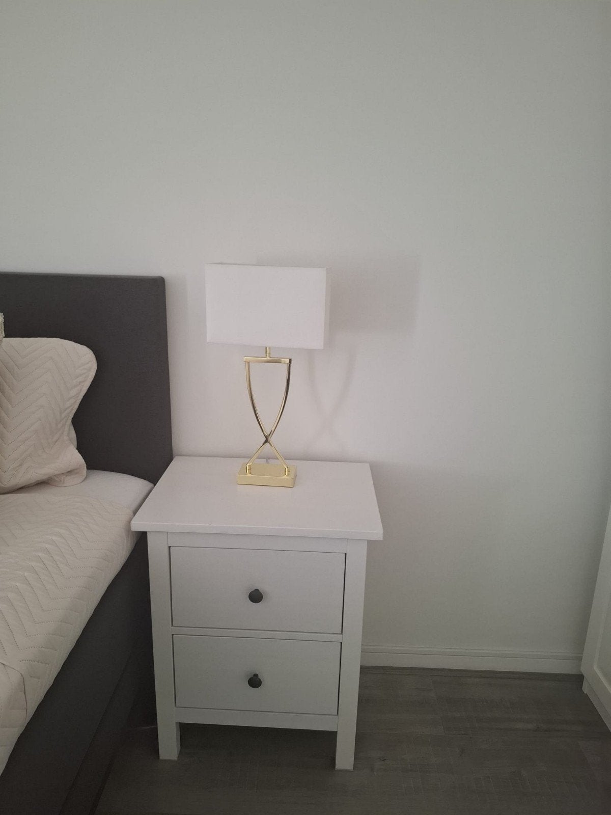 2x Westwing Vanessa Grote Tafellamp Goud met Witte Kap, Ophalen, Overige merken, Goud, Zo goed als nieuw