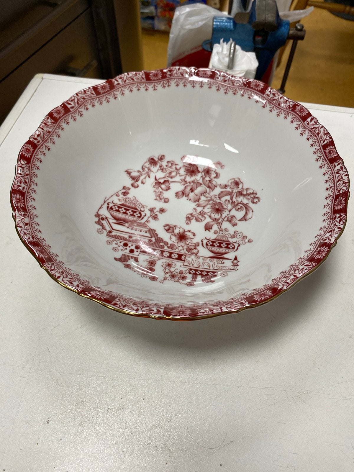 Elegante porseleinen schaal met rood bloemmotief, Ophalen of Verzenden