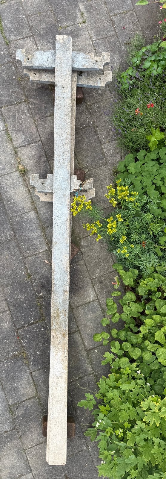 2 betonnen waslijn palen, Ophalen, Zo goed als nieuw