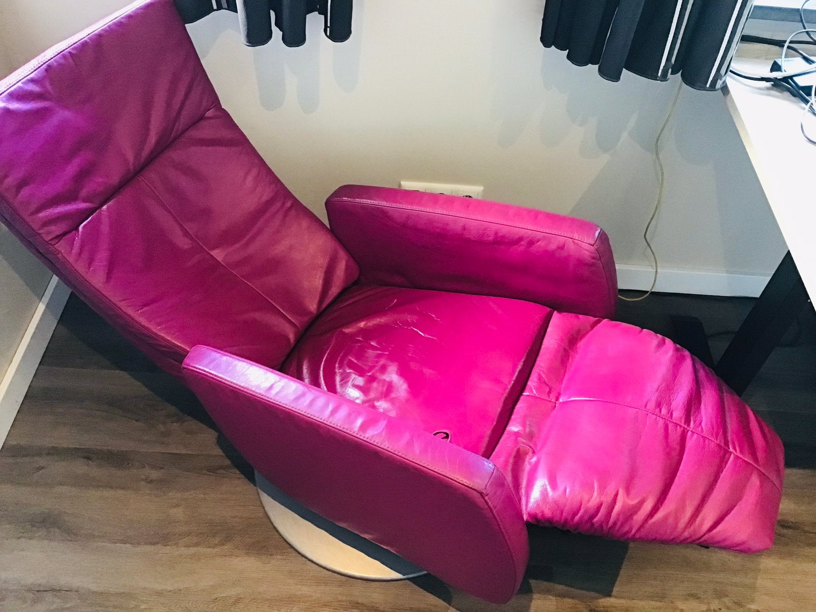 2 Comfortabele, fuchsia relax fauteuils, lederen bekleding, Huis en Inrichting, Fauteuils, Ophalen, Gebruikt, Minder dan 75 cm