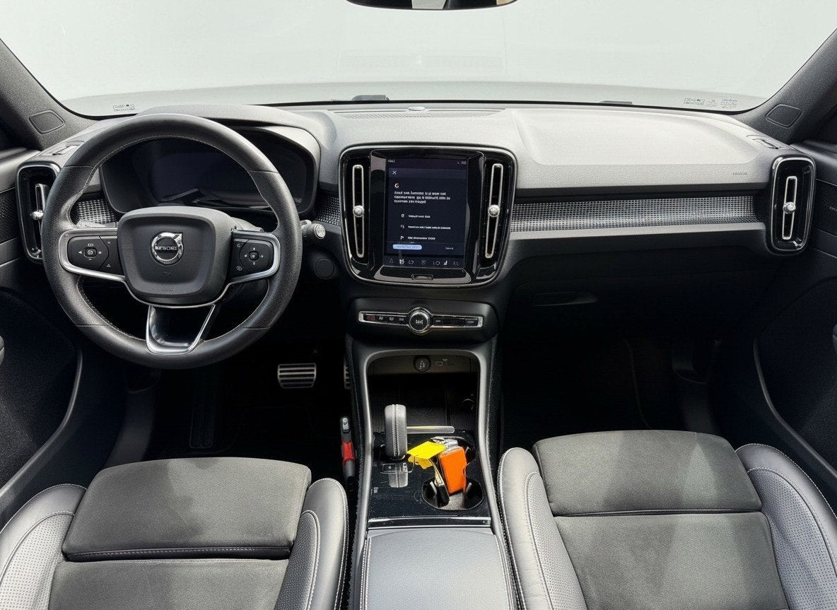 Volvo XC40 Recharge P8 AWD R-Design|Panorama-dak|H&K|360-cam, Auto's, 1300 min, Gebruikt, Zwart, Automatische klimaatregeling