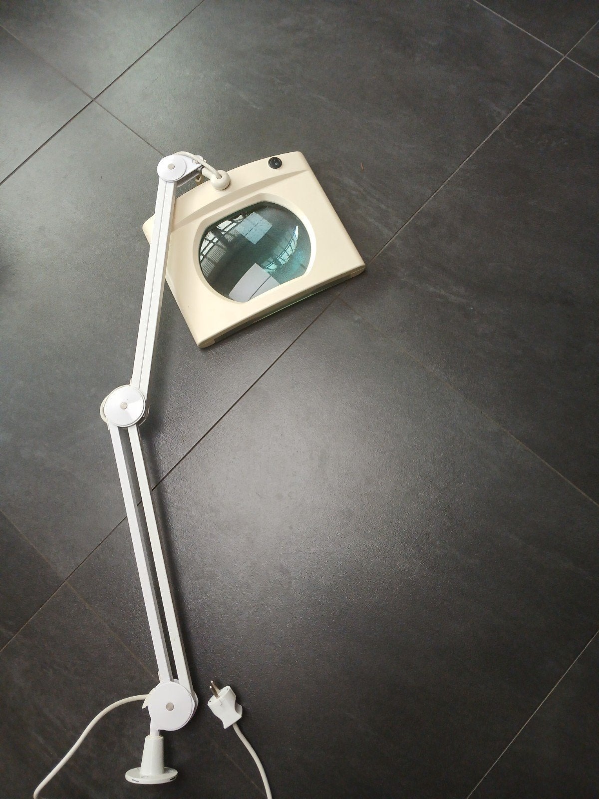 Professionele loep met lamp op statief, Ophalen, Loeplamp