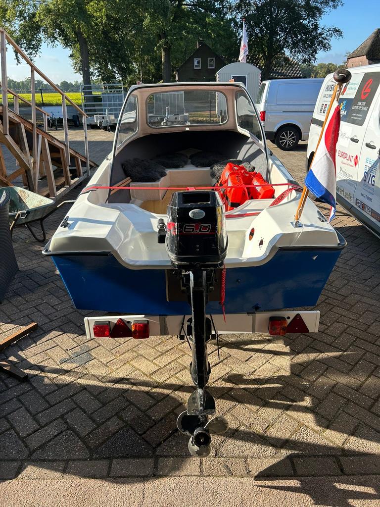 Compleet opgeknapt kajuitbootje met 2 motoren en trailer, Ophalen, Zo goed als nieuw, Polyester, Benzine
