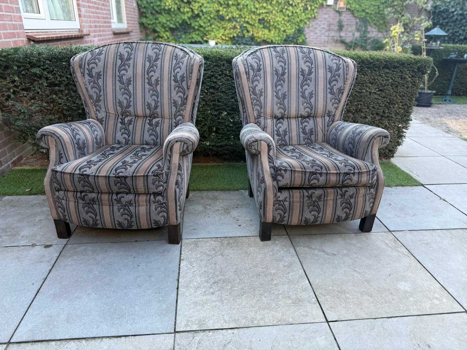 Twee klassieke fauteuils met gestreepte bekleding, Ophalen
