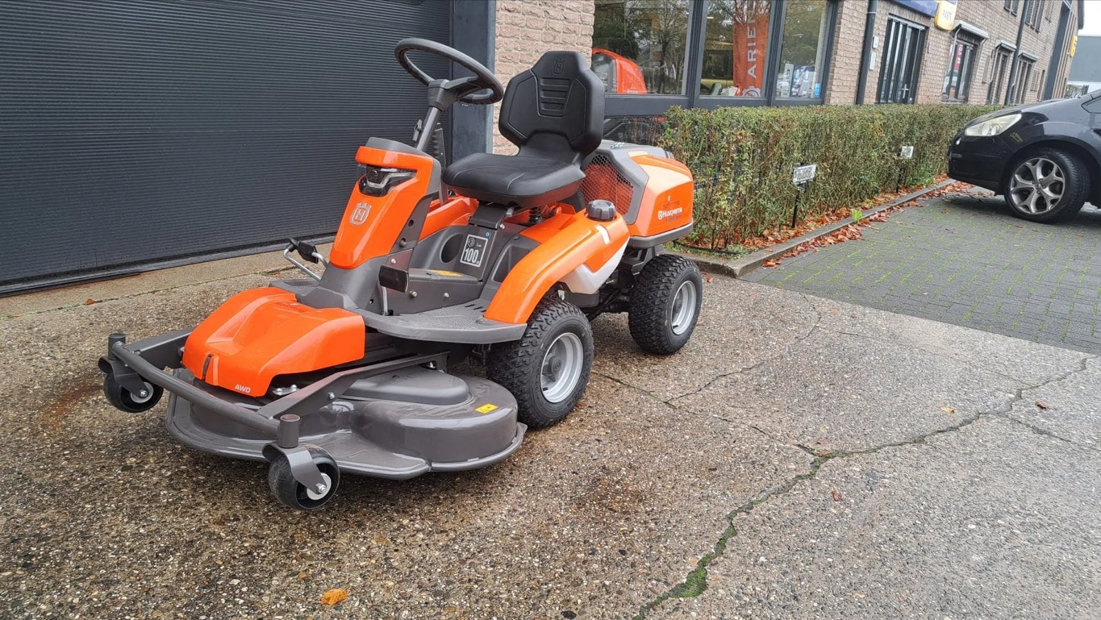 Husqvarna Zitmaaier te huur - Krachtig en Efficiënt, Ophalen, Gebruikt, Elektrische starter, 90 tot 120 cm