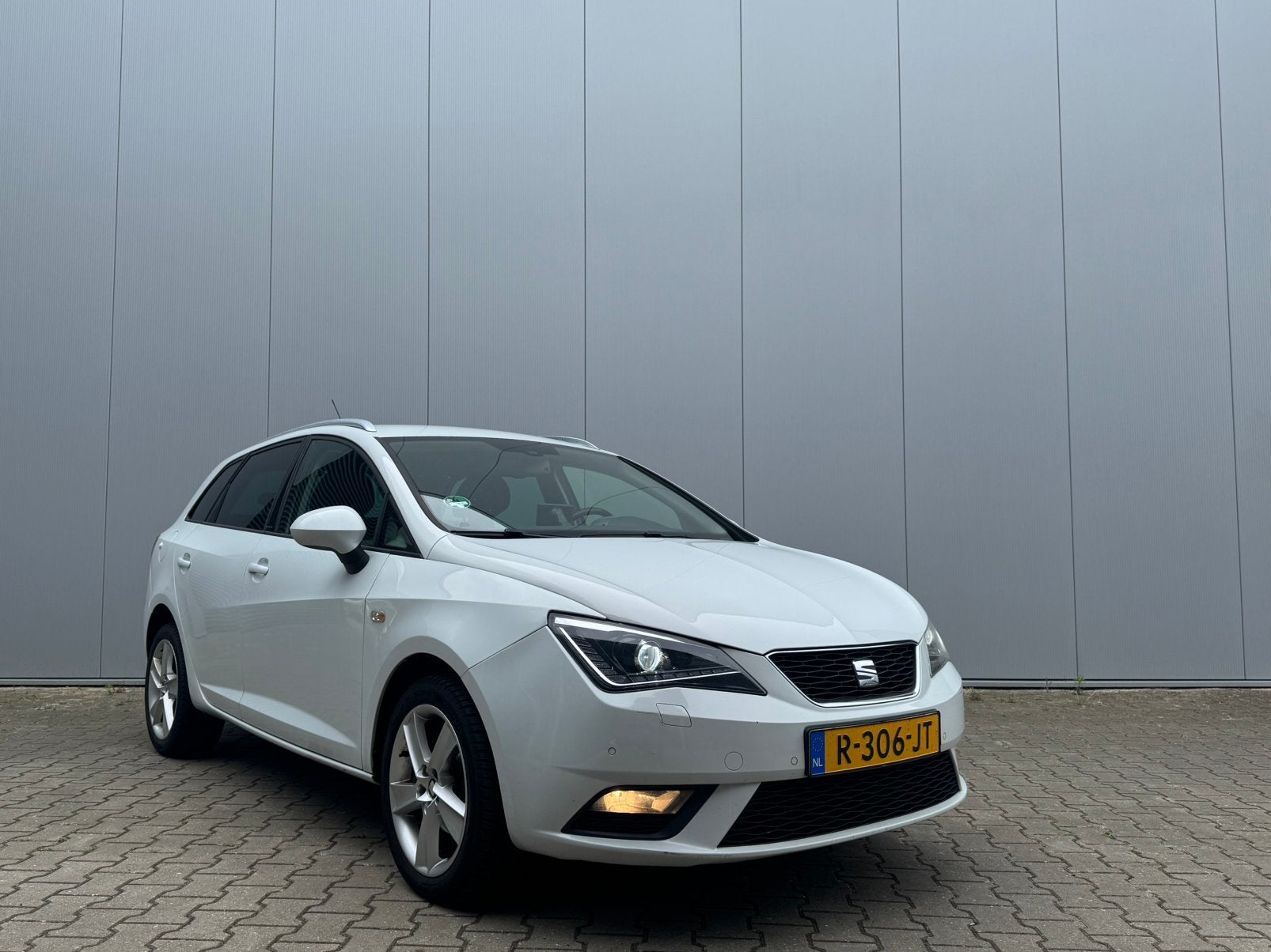 Seat Ibiza 1.2 TSI DSG 2014 Apple carplay stoelverwarming, Auto's, Euro 5, Stof, LED verlichting, Zwart