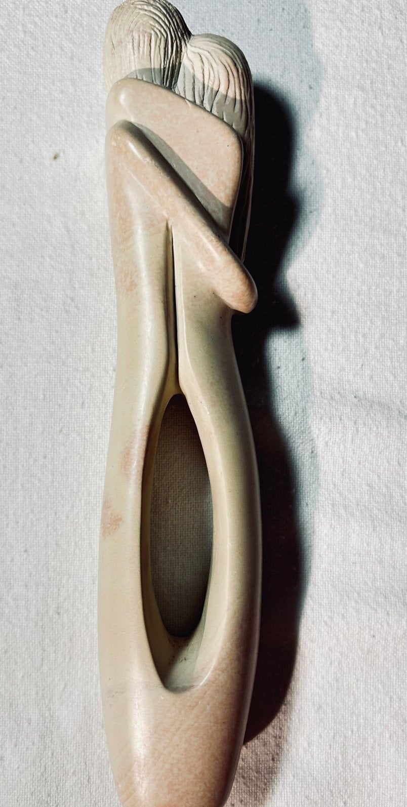 Handgemaakte beeld van 2 geliefden, 19 cm, omhelzing, Kenia,, Ophalen of Verzenden