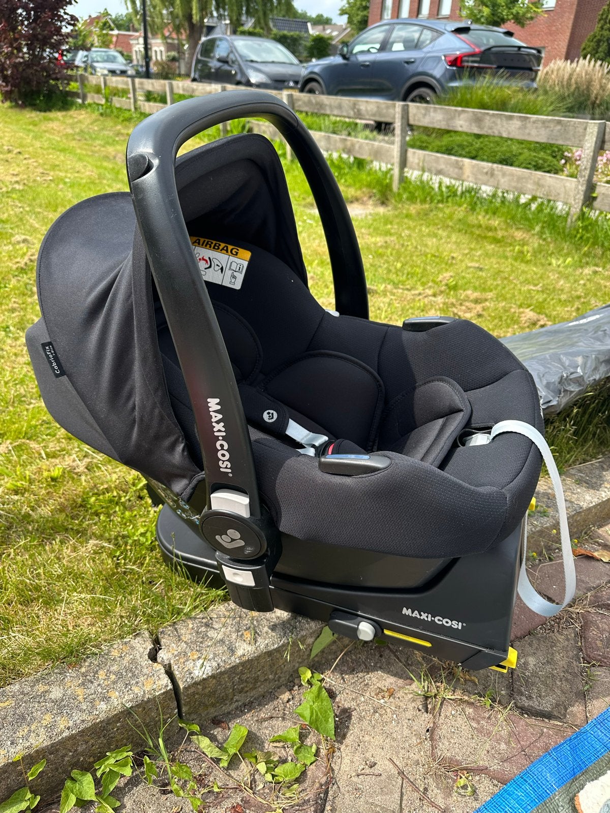 Maxi Cosi Cabriofix i-Size met baby insert en isofix base, Kinderen en Baby's, Autostoeltjes, Ophalen, Gebruikt, Zijbescherming