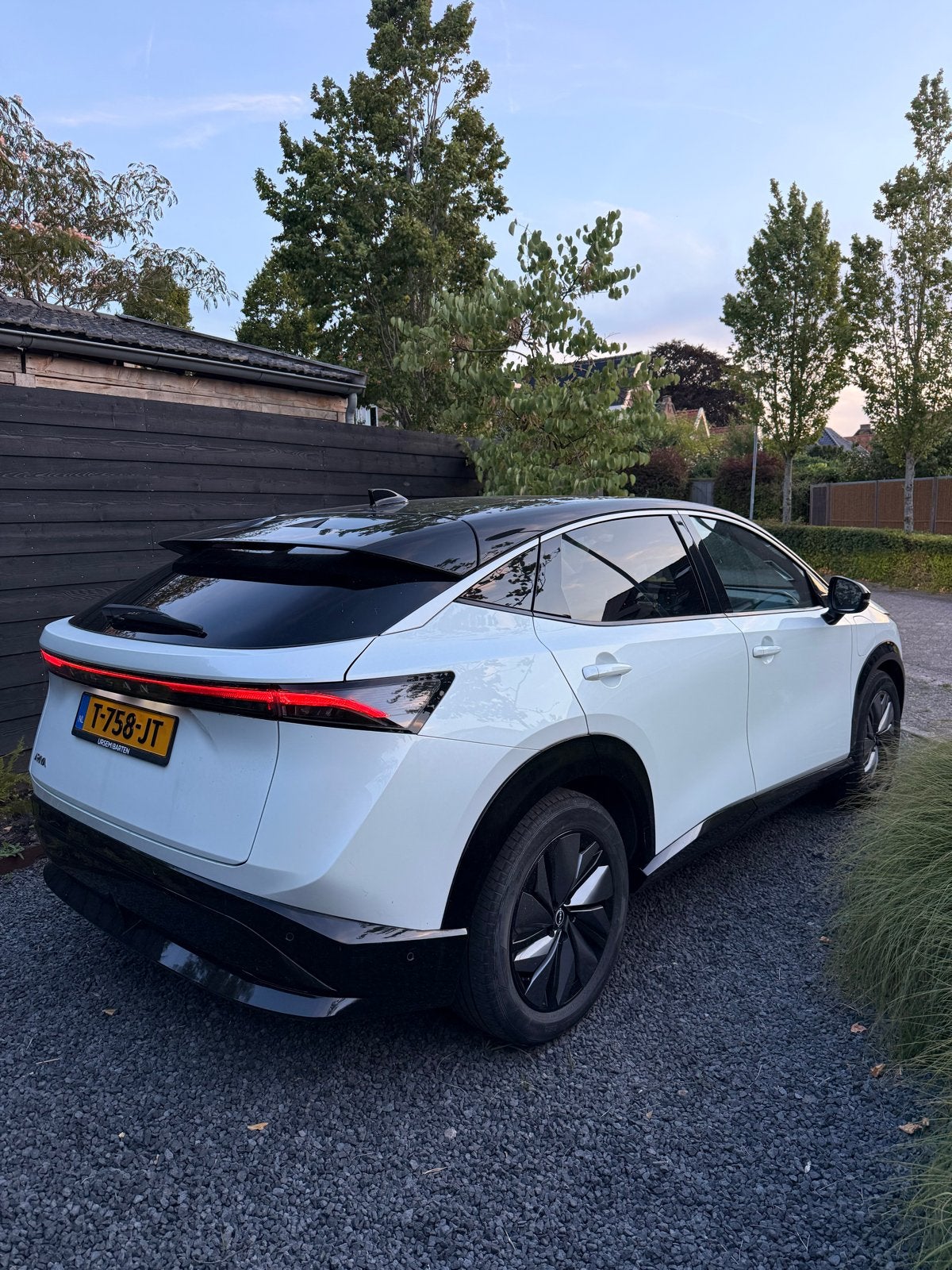 Nissan Ariya Wit-zw 87 kWh TREKH Leer/alcantara BOSE 20k km, 750 kg, 61 pk, Wit, Origineel Nederlands