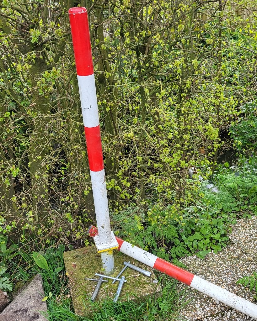 Afzetpaal parkeerpaal antiparkeerpaal paaltje + betonblok, Ophalen, Gebruikt, Overige materialen, Overige typen
