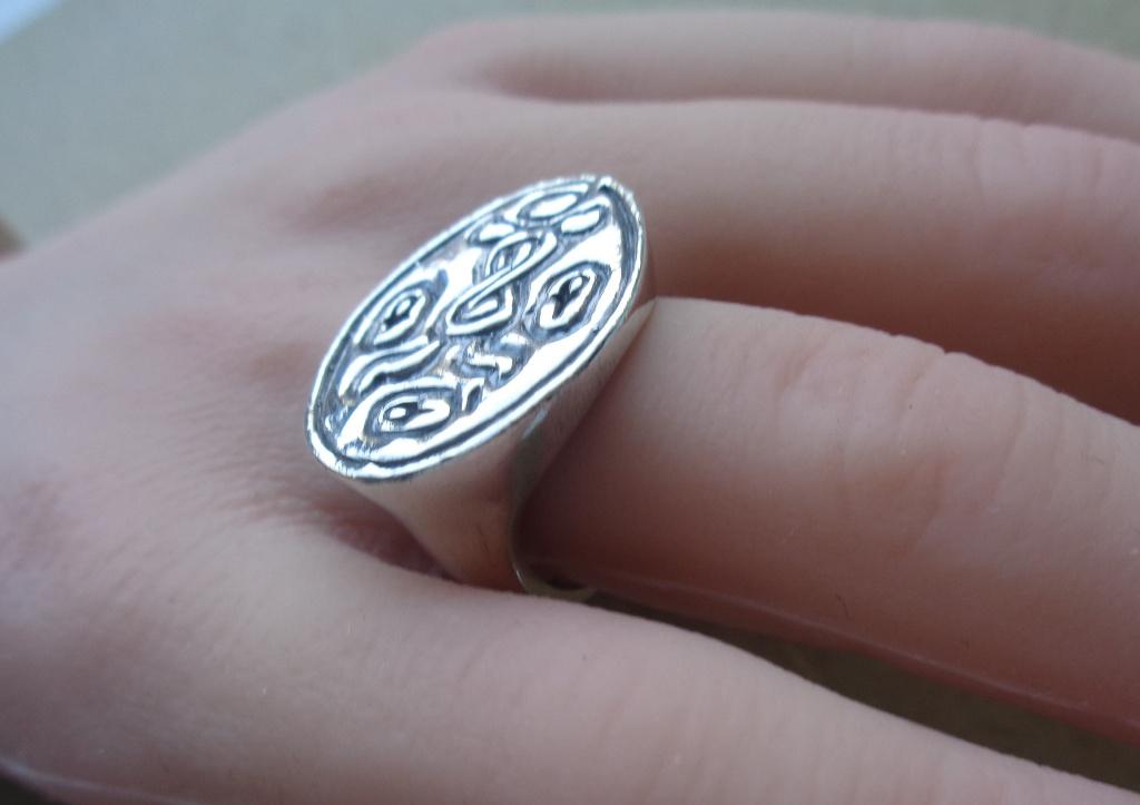 zilveren ring met een symbool [865], Verzenden, Zo goed als nieuw, 17 tot 18, Dame