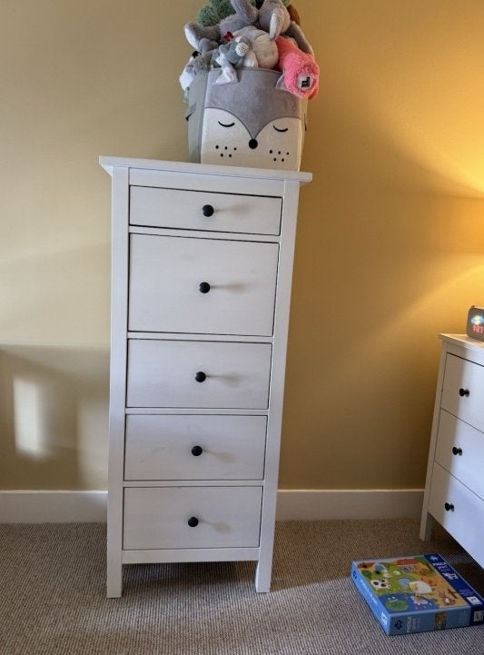 Houten fijne Ikea ladekast Hemnes wit gebeitst 5 laden, Huis en Inrichting, Kasten | Ladekasten, Ophalen, Gebruikt, 50 tot 100 cm
