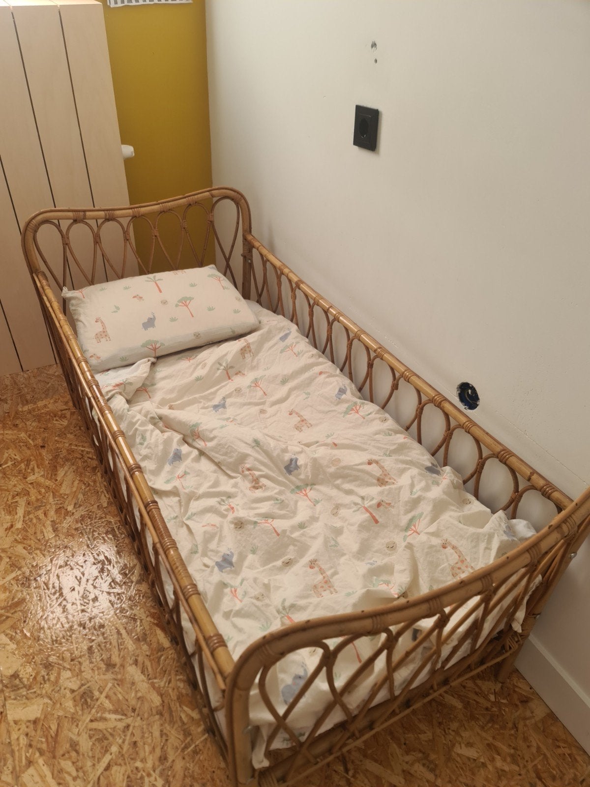 Prachtig rotan peuterbed 150x70 met matras en beddengoed, Kinderen en Baby's, Kinderkamer | Bedden, Ophalen of Verzenden