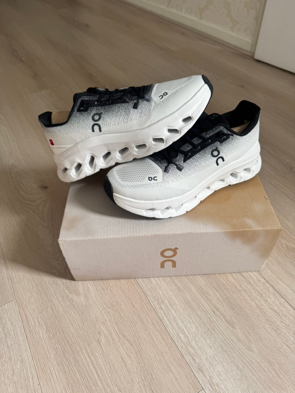 On cloud schoenen maat 41 valt half maat kleiner, Kleding | Dames, Schoenen, Ophalen of Verzenden, Zo goed als nieuw, Sneakers of Gympen